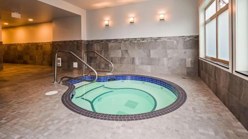 a jacuzzi tub in the middle of a room at Best Western Plus Pitt Meadows Inn & Suites in Pitt Meadows