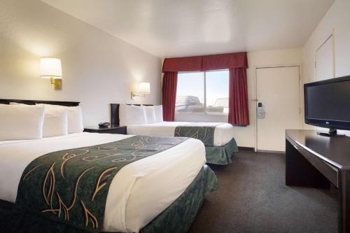 Katil atau katil-katil dalam bilik di Travelodge by Wyndham Winslow