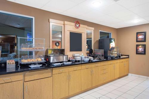 een keuken met een aanrecht met eten erop bij AmericInn by Wyndham Boscobel in Boscobel