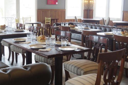 una sala da pranzo con tavoli e sedie in legno di Hotel Termal Dolores a Dolores