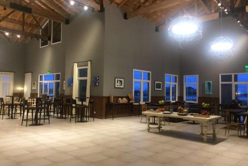 una grande stanza con tavoli, sedie e finestre di Hotel Termal Dolores a Dolores