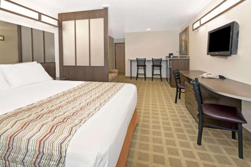 A bed or beds in a room at Microtel Inn & Suites Cheyenne