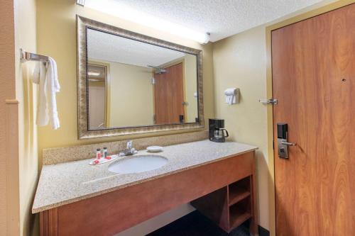 Ett badrum på Days Inn by Wyndham Tulsa Central