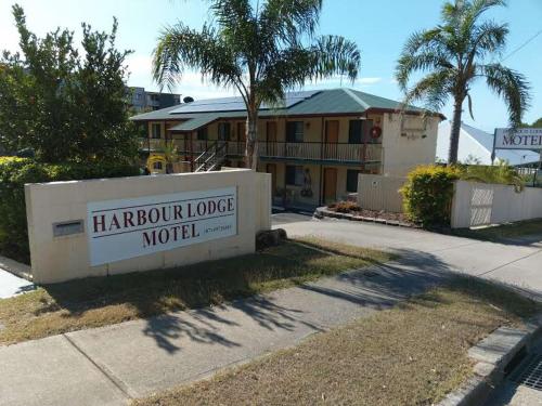 ein Schild für ein Hafenhaus Motel vor einem Haus in der Unterkunft Harbour Lodge Motel in Gladstone