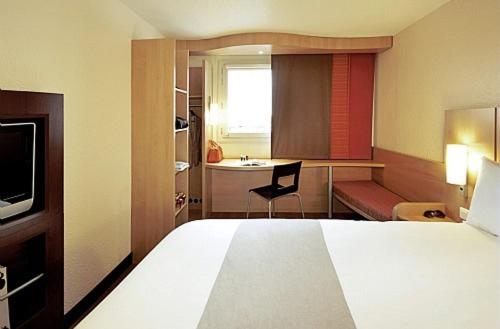 Postel nebo postele na pokoji v ubytování ibis Besançon Marchaux