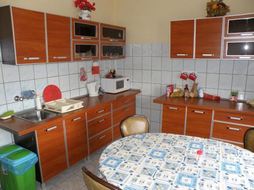 ピエホビツェにあるSzkolne Schronisko Młodzieżowe Złoty Widokのキッチン(テーブル、シンク、テーブル付)、木製のキッチン