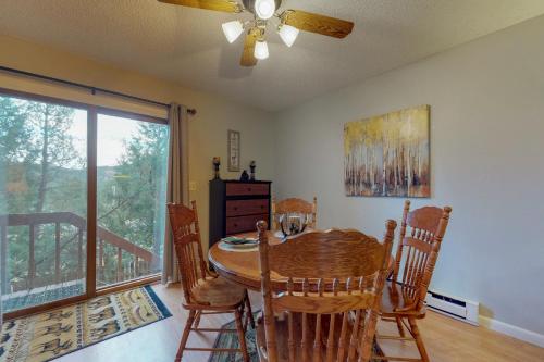 een eetkamer met een tafel en stoelen en een raam bij Eagle View G2 in Estes Park