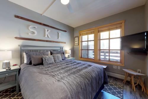1 dormitorio con 1 cama grande y TV en Passage Point 422 en Copper Mountain