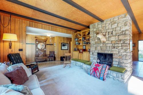 Mountain and River View Cliff House – Photos 2