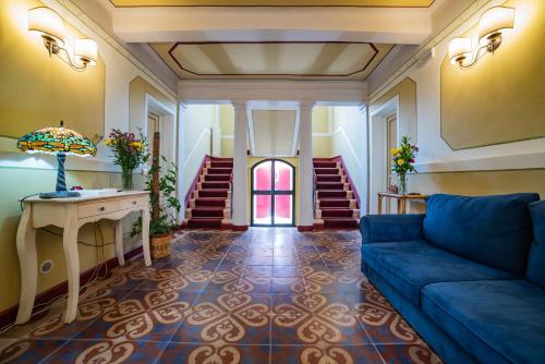 a living room with a couch and a table at Villa Margherita Ecolodge in Crespino