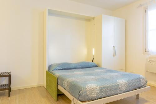 トスコラーノ・マデルノにあるBolsen Homeの白い部屋のベッドルーム1室(ベッド1台付)