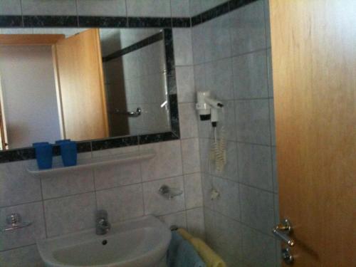 ein Bad mit einem Waschbecken und einem Spiegel in der Unterkunft Haus König in Obergurgl