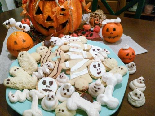 een bord Halloween-koekjes op een tafel met pompoenen bij Trilly Bed & Breakfast in Oulx