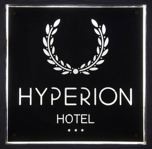 Hyperion Hotelに飾ってある許可証、賞状、看板またはその他の書類