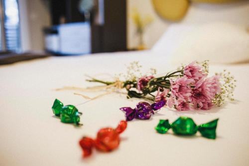 a group of flowers on a white table at Smart Urban Orio in Orio