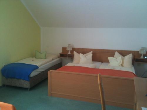 Ένα ή περισσότερα κρεβάτια σε δωμάτιο στο Hotel-Pension Am Mühlberg