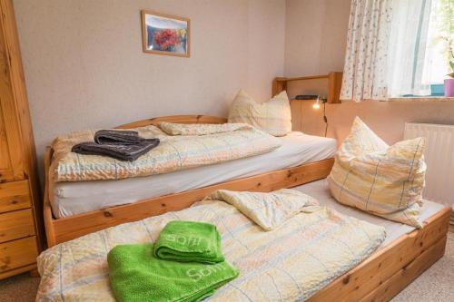 キールにあるFerienwohnung Küssnerのベッド2台(緑のタオル付)