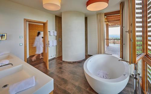 Koupelna v ubytování Der Birkenhof Spa & Genuss Resort
