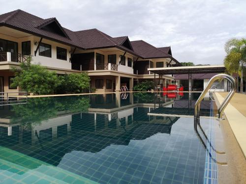 ein Pool vor einem Haus in der Unterkunft Sophia Resort in Ban Wang Takhrai