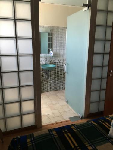 baño con ducha y puerta de cristal en Oroklini Hills Apartment, en Oroklini