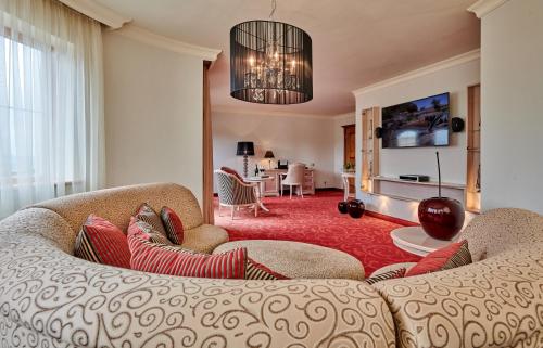 TV a/nebo společenská místnost v ubytování Der Birkenhof Spa & Genuss Resort