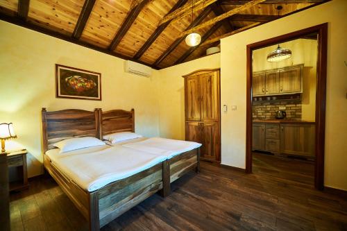 En eller flere senge i et værelse på Eco Resort Cermeniza