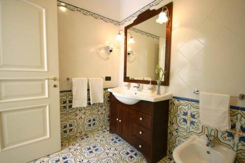 索倫托的住宿－索倫托客棧賓館，一间带水槽和镜子的浴室