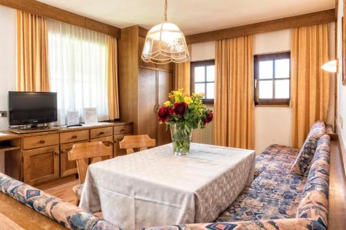 TV a/nebo společenská místnost v ubytování Residence Tolderhof - OlangCard included