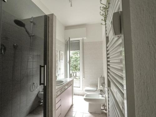 y baño con aseo, lavabo y ducha. en Residenza Riva Reno - BOLOGNA en Bolonia