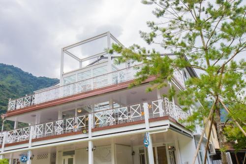 a large building with a balcony with at Songhe ShanShuei B&B in Heping