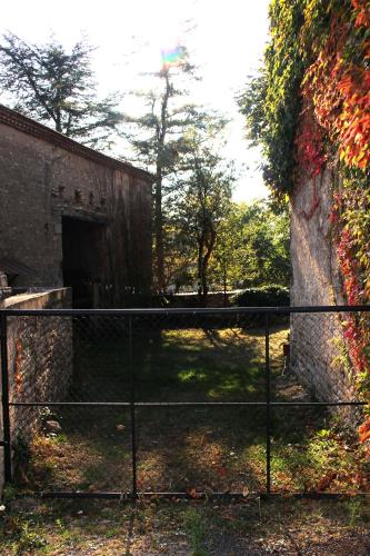 a fence in front of a building with a gate at Au Relais de Nèche. in Bègues