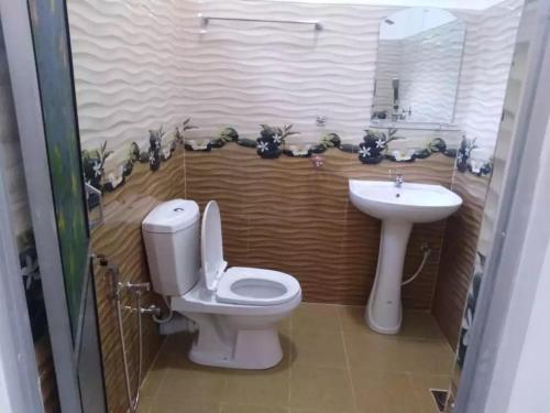 een badkamer met een toilet en een wastafel bij Quench Inn in Ampara