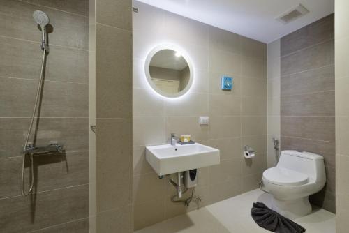 een badkamer met een toilet, een wastafel en een douche bij T2 Jomtien Pattaya in Jomtien Beach