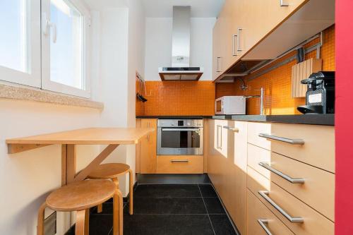 Una cocina o zona de cocina en Charming Design for a Colourful Home