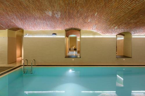 ミラノにあるレジデンツァ ポルタ ボルタのバスルーム(スイミングプール付)、天井(鏡付)