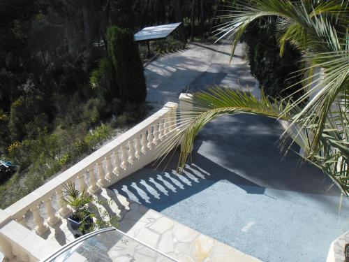 un escalier avec un banc et un palmier dans l'établissement Charmante Villa à 15 min de Nice avec piscine, à Blausasc