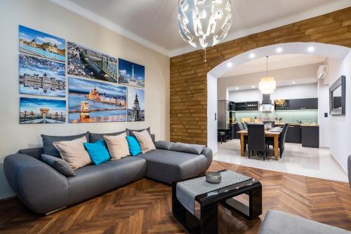 Χώρος καθιστικού στο Center,The Rumbach suite