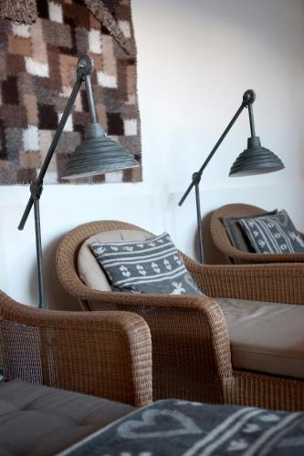 a room with two wicker chairs and a mattress at Hamilton Lodge & Spa in Belalp