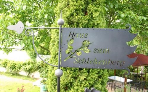 ein Schild, auf dem steht: in der Unterkunft Pension Haus zum Schlehenberg in Bayreuth