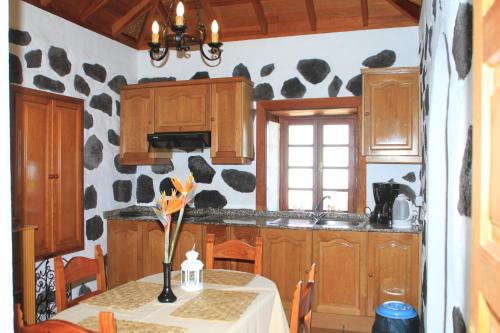 eine Küche mit einem Tisch und einer Vase darauf in der Unterkunft Casa Rural Los Abuelos in Tijarafe