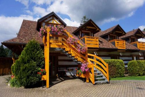 una casa con una escalera de madera delante de ella en Kamratowo, en Wisła
