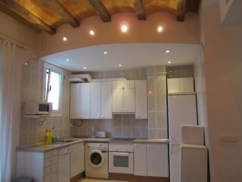 Η κουζίνα ή μικρή κουζίνα στο Fira Plaza España Apartment 3ʳᵈ Floor Balcony