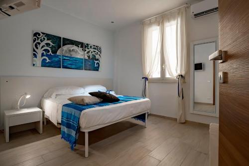 トラーパニにあるTrapani a mareのベッドルーム1室(青い毛布付きのベッド1台付)