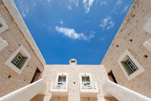 a view of the sky from between two buildings at Yialos Ios Hotel in Ios Chora
