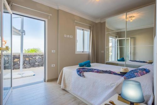Posteľ alebo postele v izbe v ubytovaní LUXURY WHITE VILLA with sea view, heated pool