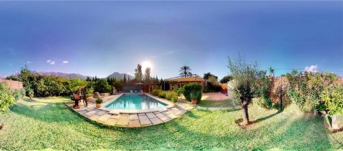 Vista sulla piscina di Can Toniet o su una piscina nei dintorni