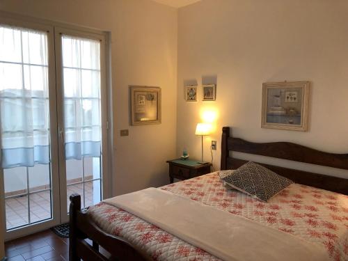 シルミオーネにあるYour Perfect Placeのベッドとガラスの引き戸のある寝室