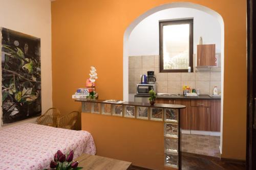 een kamer met een bed en een kleine keuken bij Motor House Unirii in Boekarest