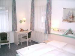 Habitación con cama, mesa y ventana en Apart Hotel Taucha en Taucha