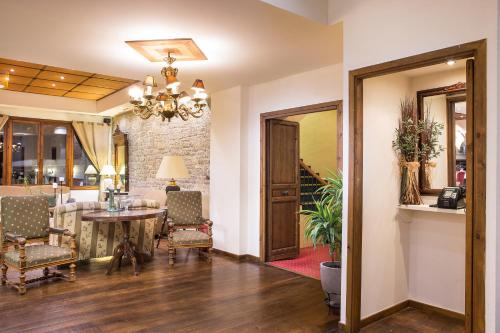 a dining room with a table and chairs at Country Club Hotel & Suites in Mikrón Khoríon